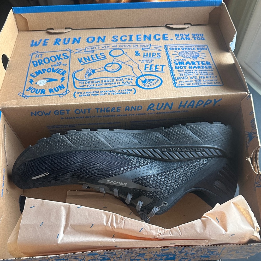 Brooks Men's Gray and Black Athletic Shoes NWOT